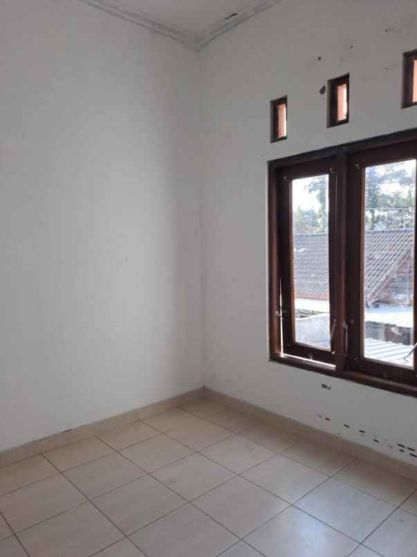 rumah 2 lantai dalam perumahan di palagan km 9