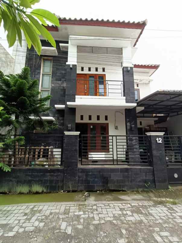 rumah 2 lantai dalam perumahan di palagan km 9