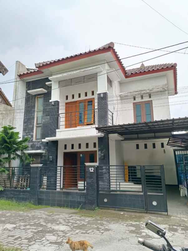 rumah 2 lantai dalam perumahan di palagan km 9