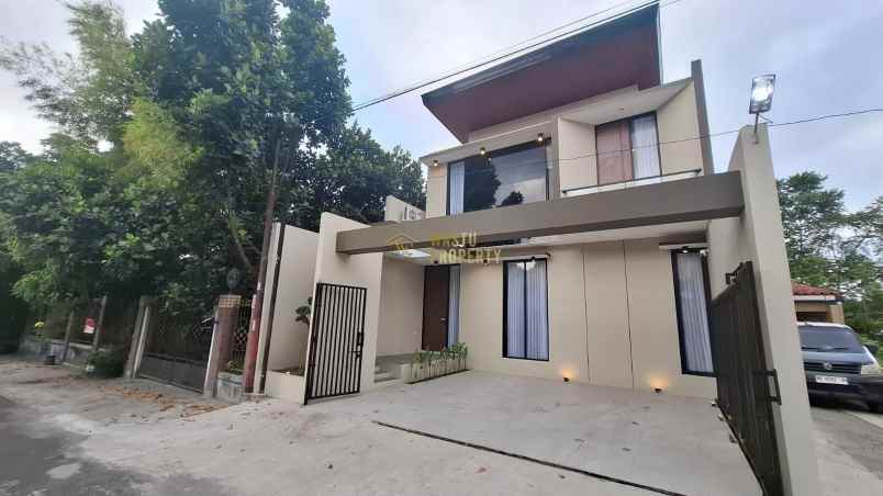 rumah 2 lantai full furnished di maguwoharjo siap huni