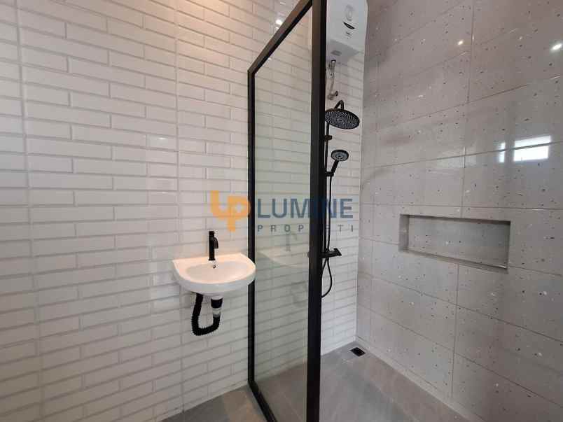 rumah 2 lantai harga 1 4m 8 menit ke rumah sakit jih