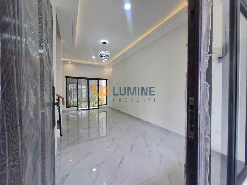 rumah 2 lantai harga 1 4m 8 menit ke rumah sakit jih