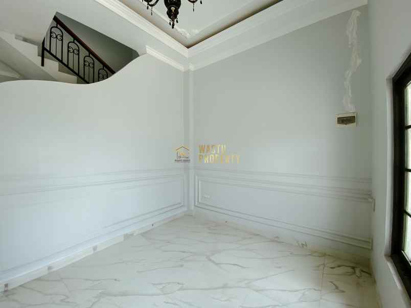 rumah 2 lantai klasik modern di utara maguwoharjo