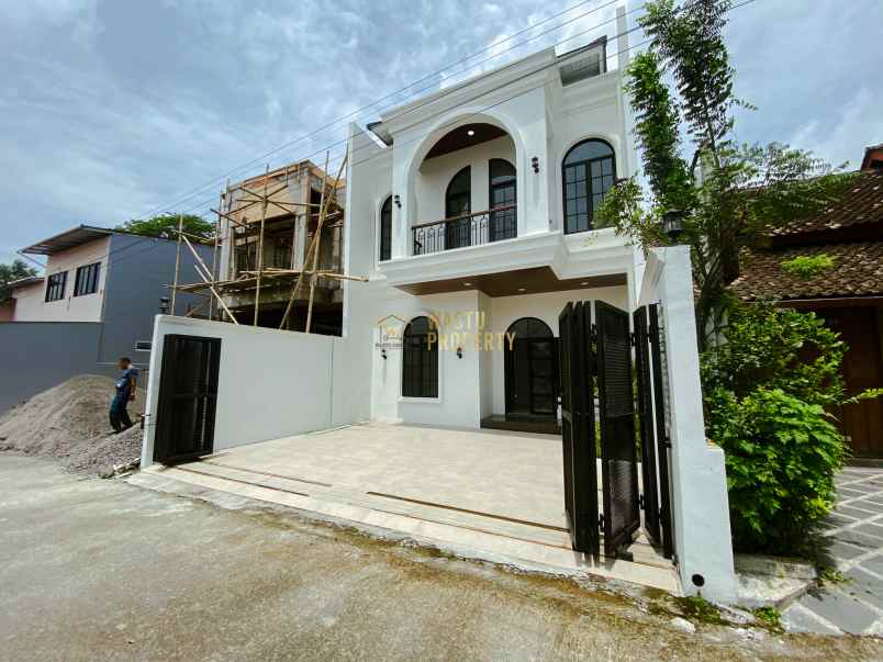 rumah 2 lantai klasik modern di utara maguwoharjo