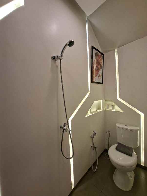 rumah 2 lantai siap huni