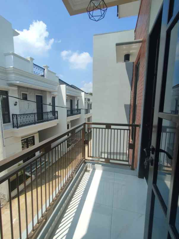 rumah 2 lantai siap huni dekat tol sawangan depok