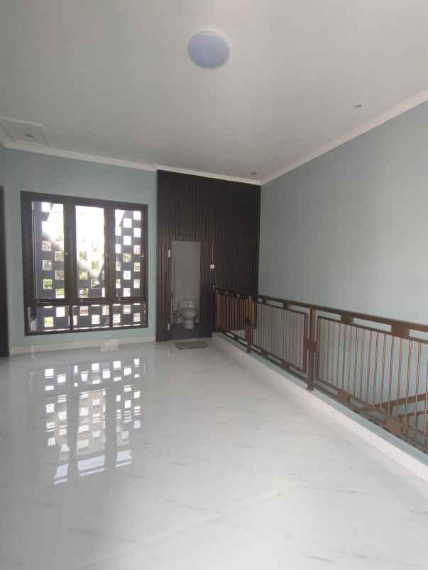 rumah 2 lantai siap huni dekat tol sawangan depok