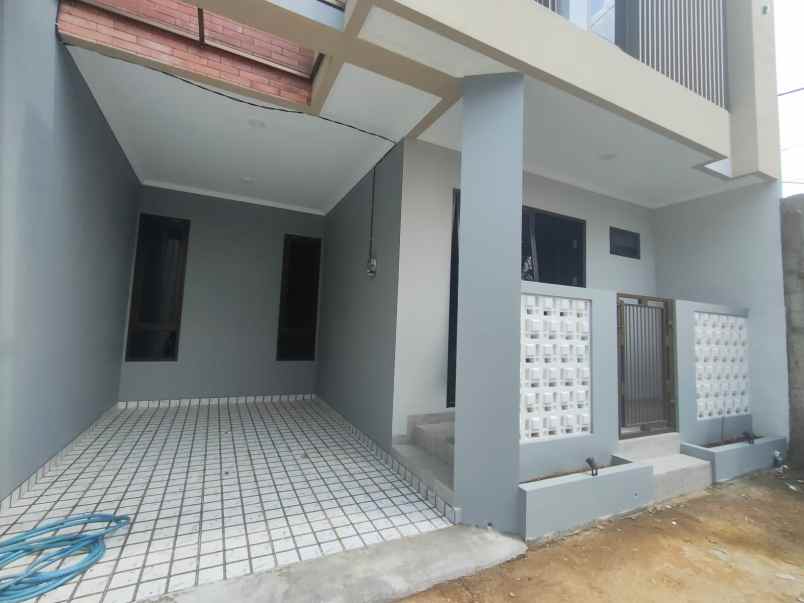 rumah 2 lantai siap huni dekat tol sawangan depok