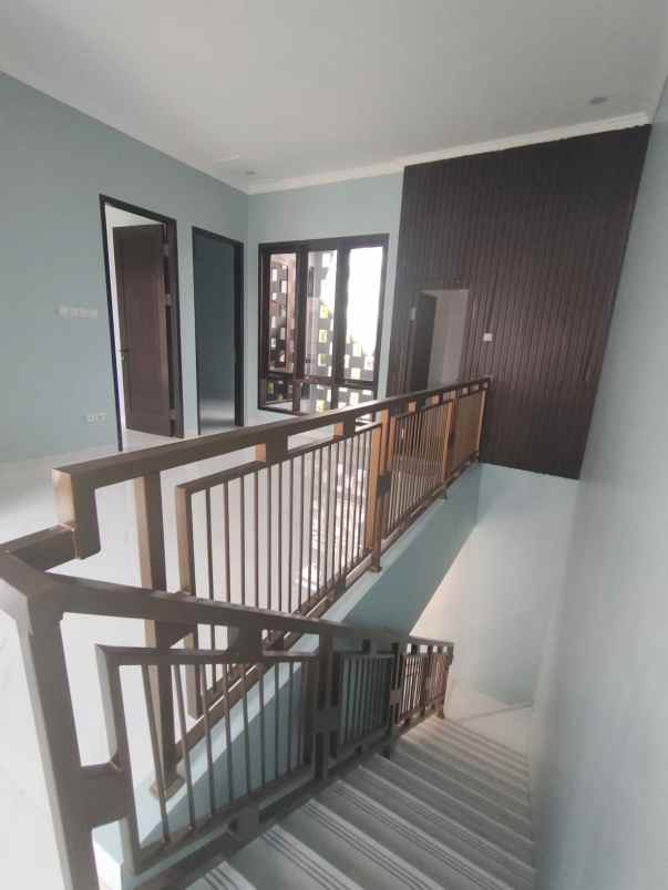 rumah 2 lantai siap huni dekat tol sawangan depok