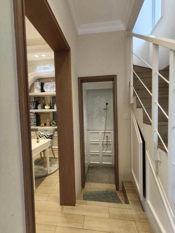 rumah 2 lantai siap huni lokasi strategis