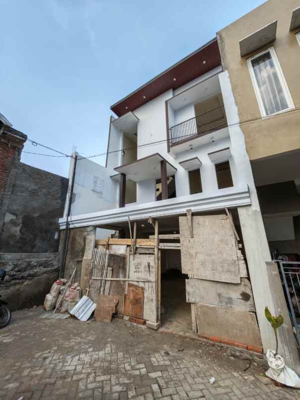rumah 3 lantai bangunan baru lokasi kavling mulyorejo