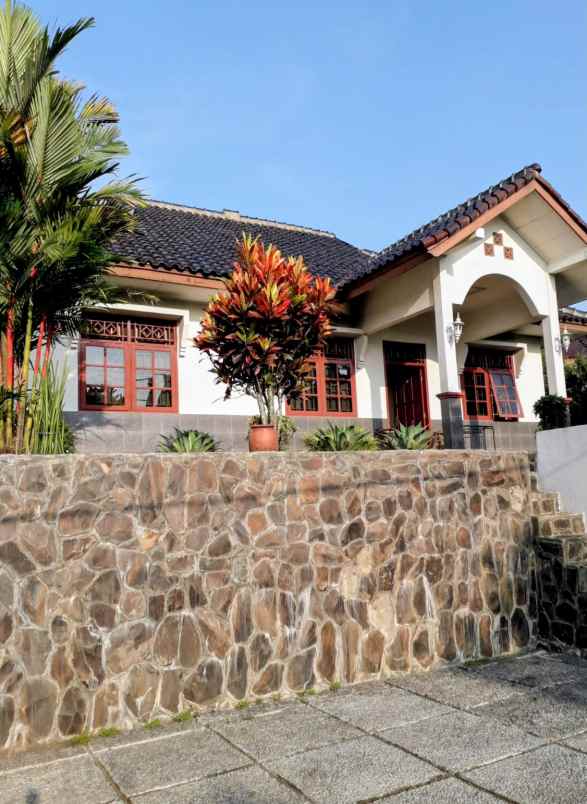 rumah asri dan luas lokasi strategis