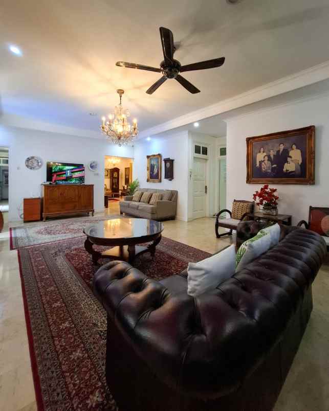 rumah asri plus private pool di cipete jaksel