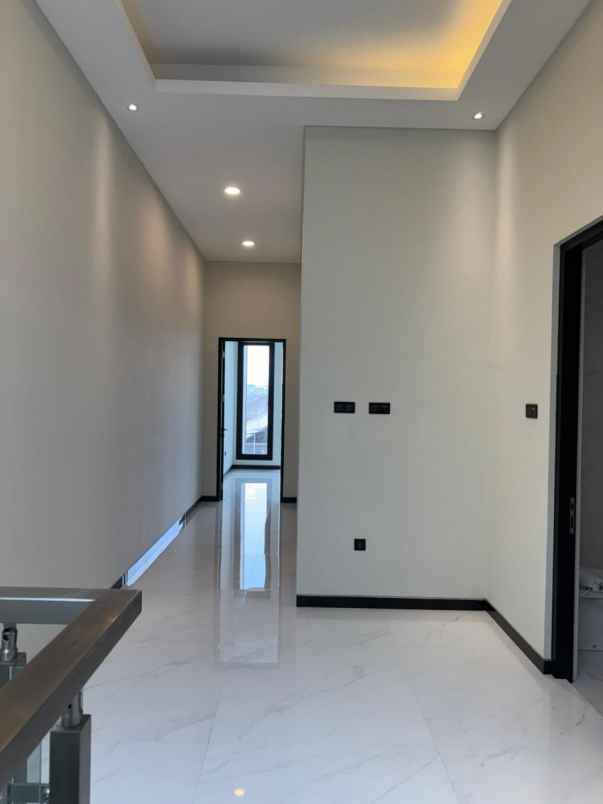 rumah baru estetik manyar kertoadi surabaya lt 150m2