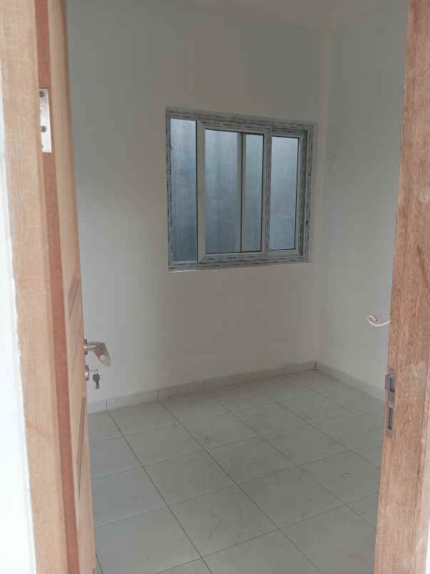 rumah baru hook minimalis di taman surya jakarta barat