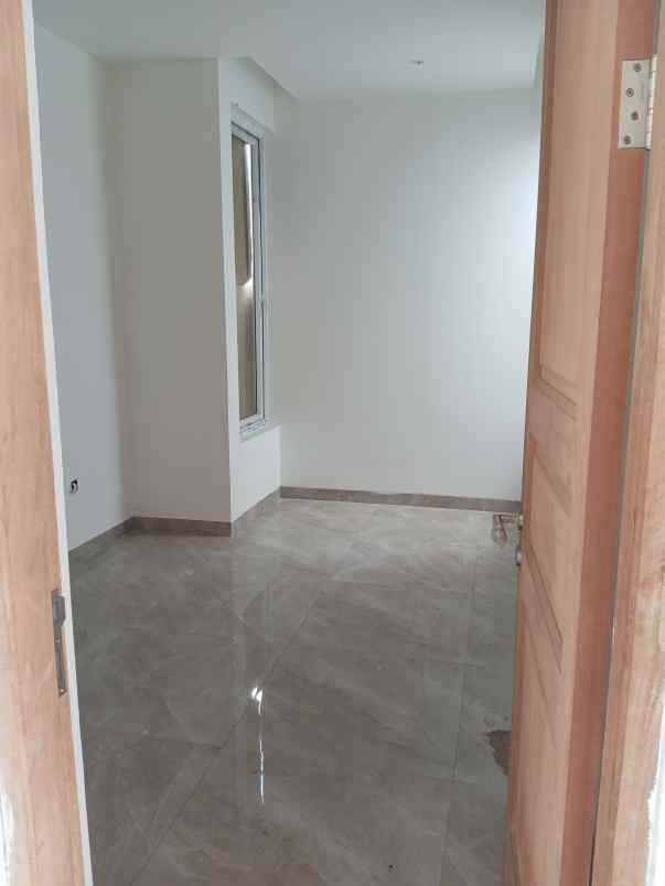 rumah baru hook minimalis di taman surya jakarta barat