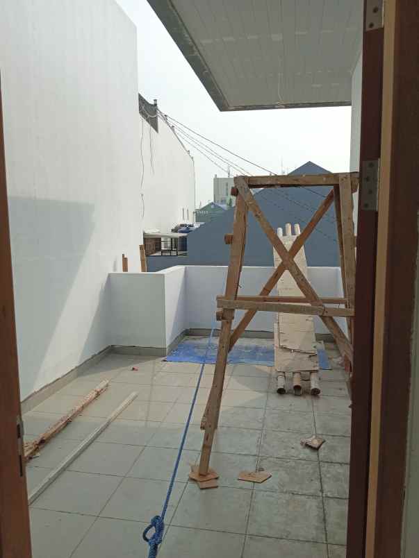 rumah baru hook minimalis di taman surya jakarta barat