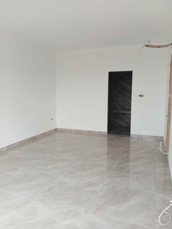 rumah baru hook minimalis di taman surya jakarta barat