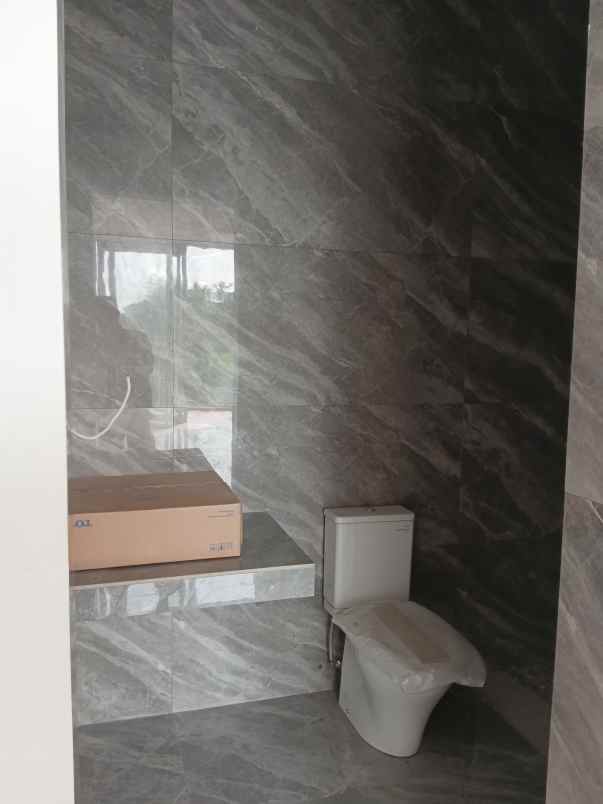 rumah baru hook minimalis di taman surya jakarta barat