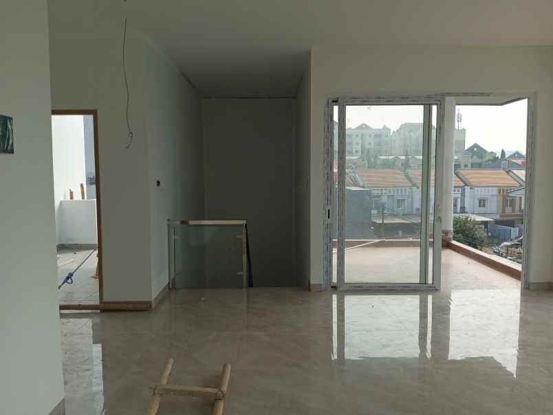 rumah baru hook minimalis di taman surya jakarta barat