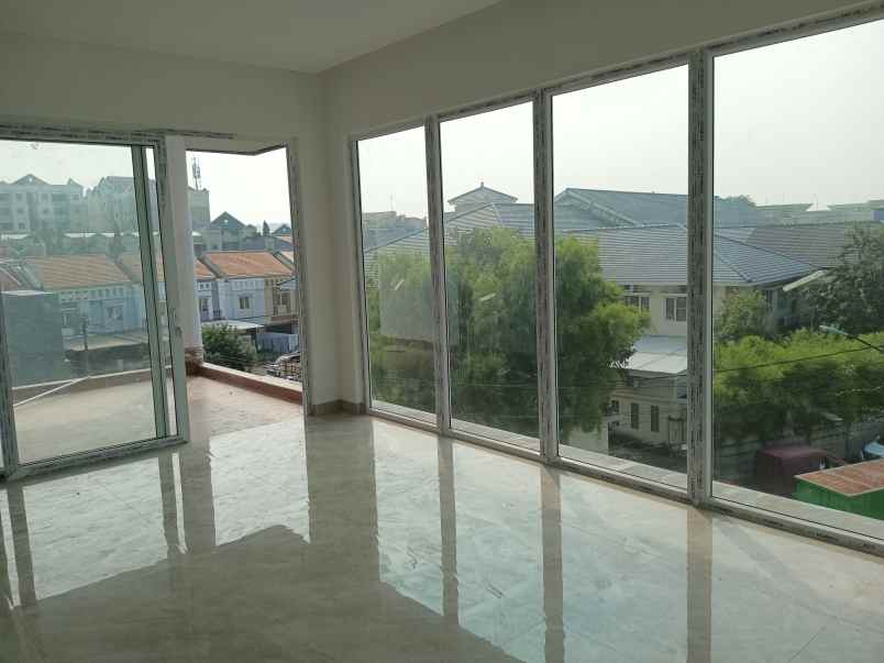 rumah baru hook minimalis di taman surya jakarta barat