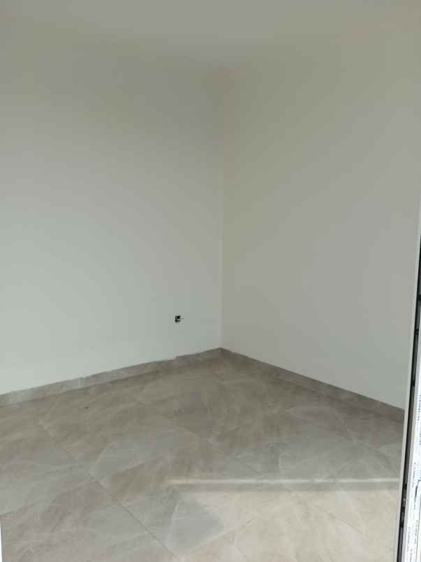 rumah baru hook minimalis di taman surya jakarta barat