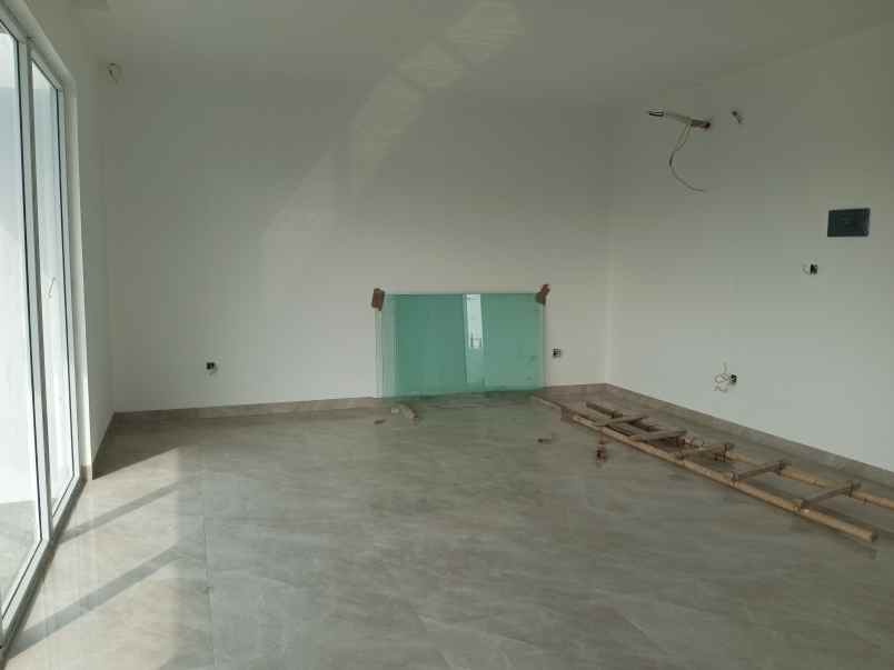 rumah baru hook minimalis di taman surya jakarta barat