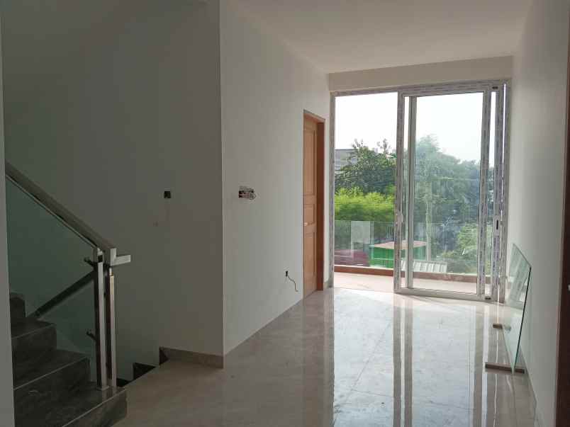 rumah baru hook minimalis di taman surya jakarta barat