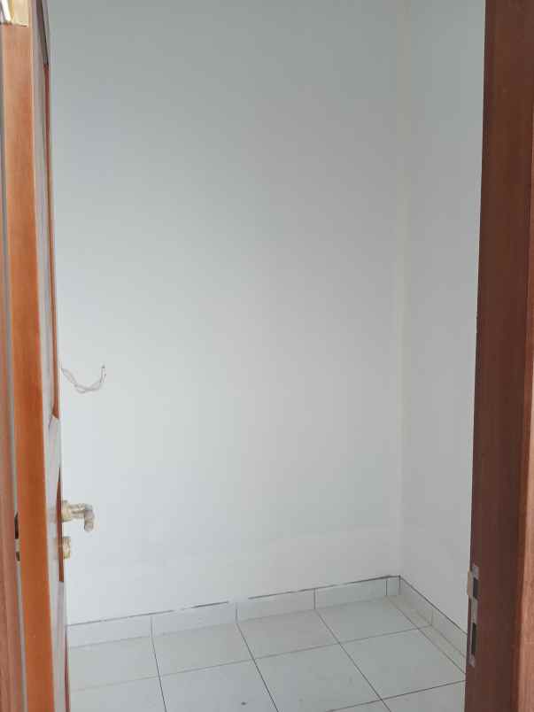 rumah baru minimalis di taman surya jakarta barat