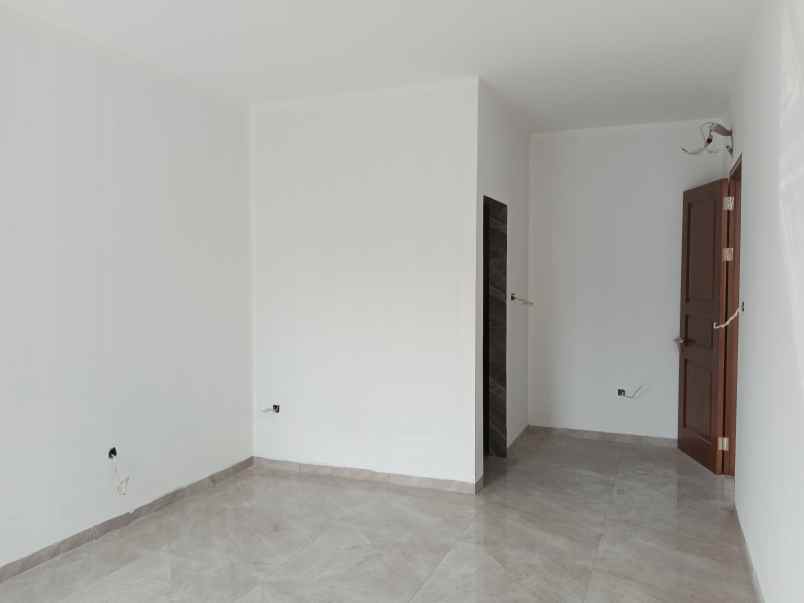 rumah baru minimalis di taman surya jakarta barat