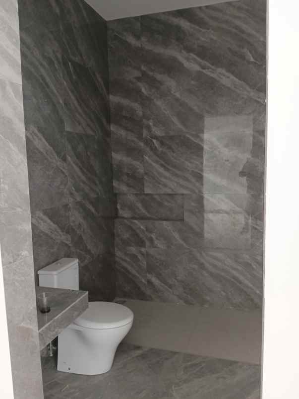 rumah baru minimalis di taman surya jakarta barat