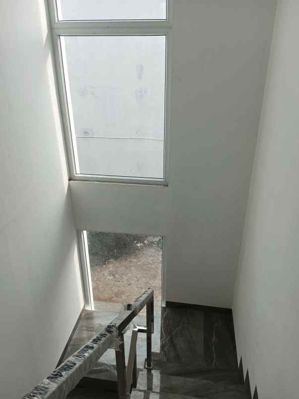 rumah baru minimalis di taman surya jakarta barat