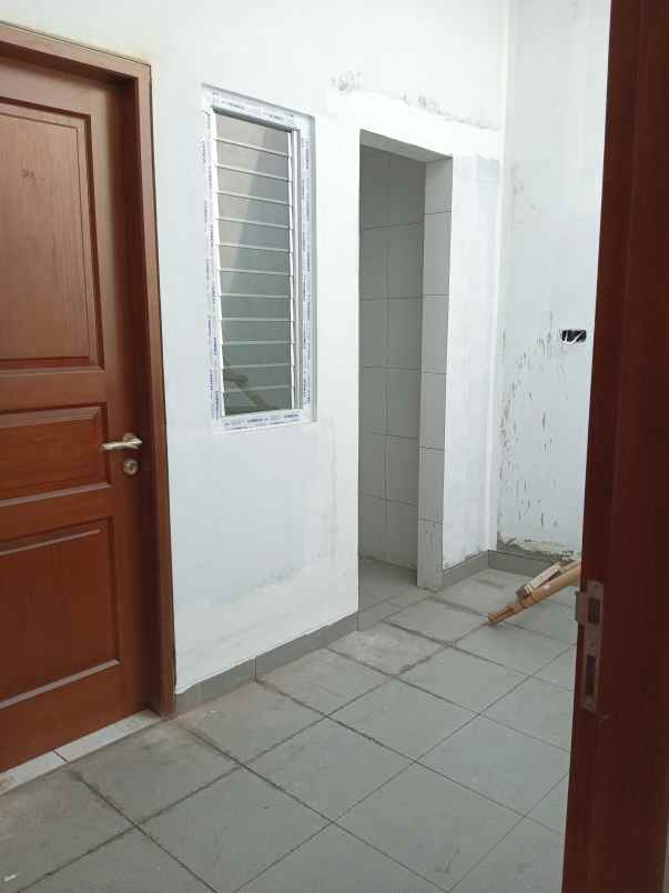 rumah baru minimalis di taman surya jakarta barat