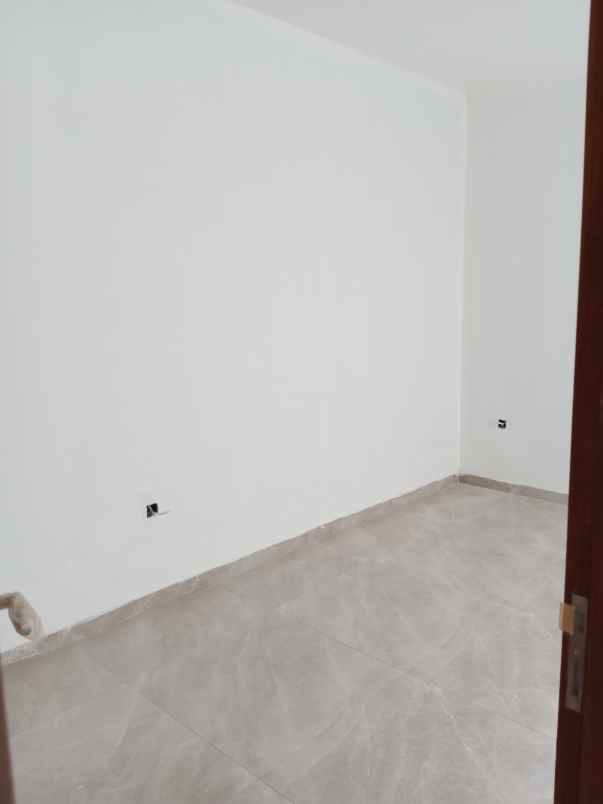 rumah baru minimalis di taman surya jakarta barat