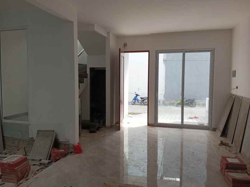 rumah baru minimalis di taman surya jakarta barat