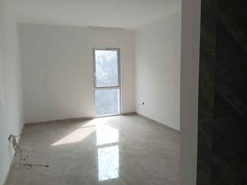 rumah baru minimalis di taman surya jakarta barat