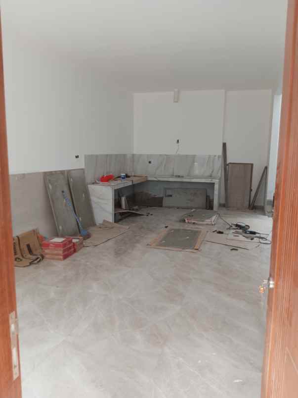 rumah baru minimalis di taman surya jakarta barat