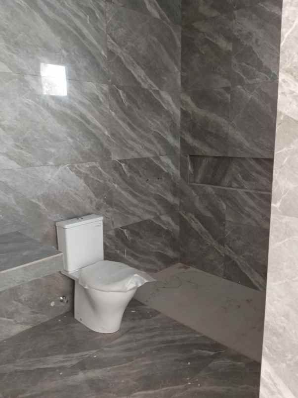 rumah baru minimalis di taman surya jakarta barat