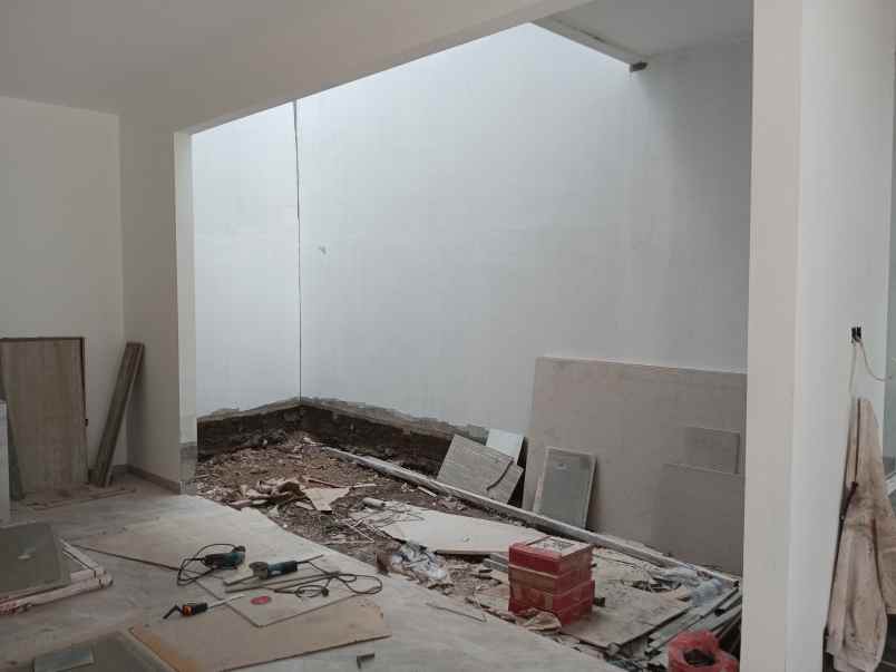 rumah baru minimalis di taman surya jakarta barat