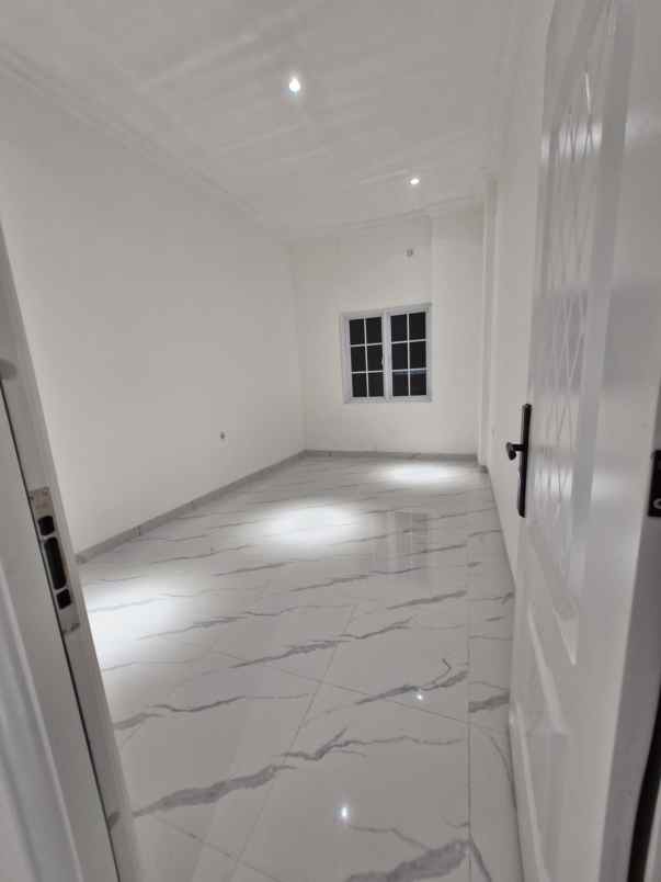 rumah baru modern klasik di joglo kembangan jakbar