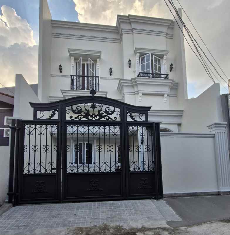 rumah baru modern klasik di joglo kembangan jakbar