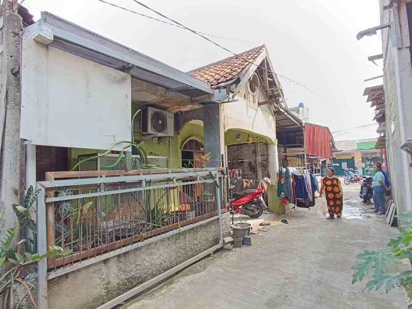 rumah berikut 3 kios pinggir jalan pramuka raya depok