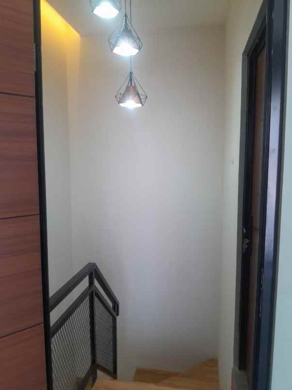 rumah cantik 2 lantai strategis dekat tol buahbatu