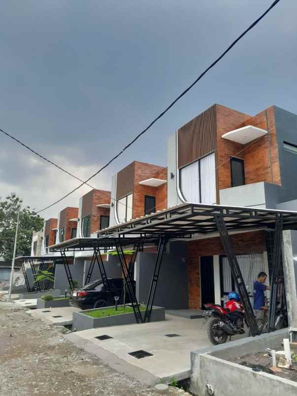 rumah cantik 2 lantai strategis dekat tol buahbatu