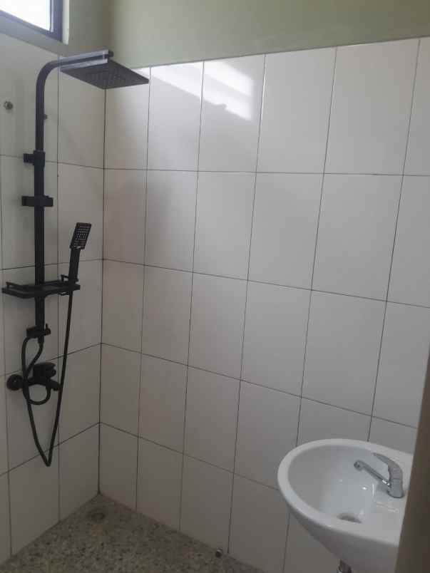 rumah cantik 2 lantai strategis dekat tol buahbatu