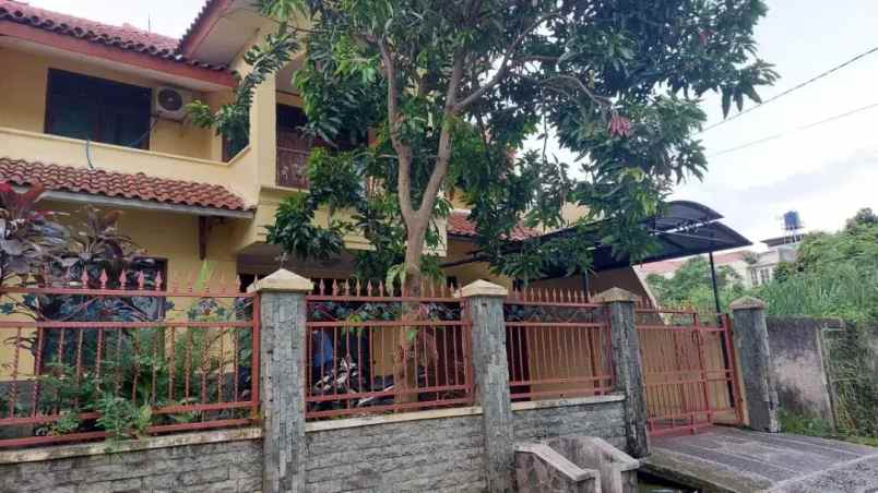 rumah dalam komplek elit di billymoon pondok kelapa