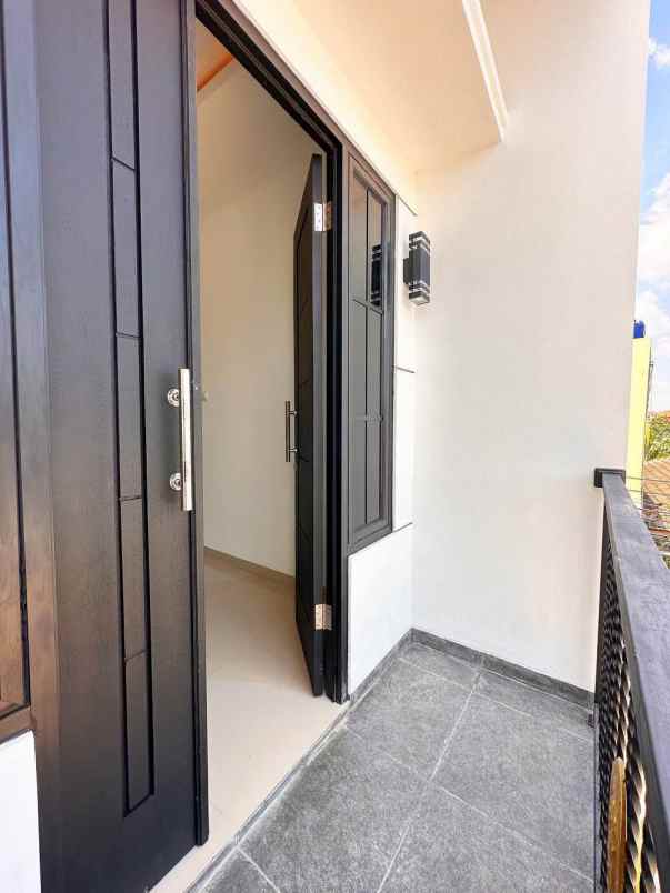 rumah kalisari jakarta timur dua lantai