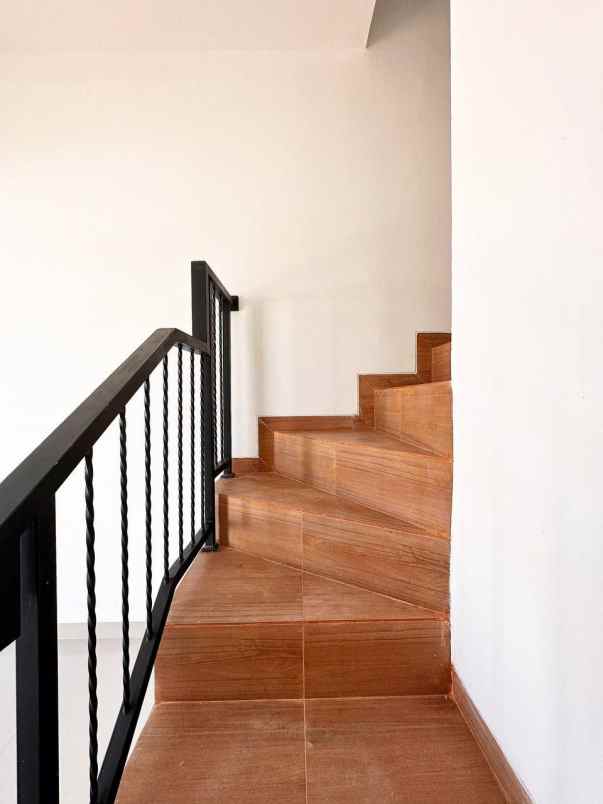 rumah kalisari jakarta timur dua lantai