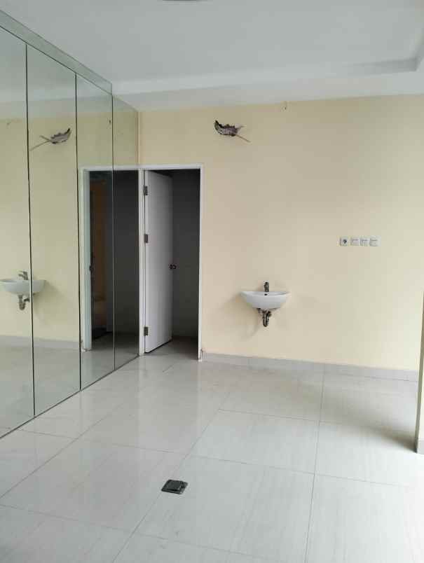 rumah kondisi bagus di premier pavilion jakarta barat