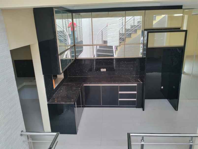 rumah kondisi bagus di premier pavilion jakarta barat